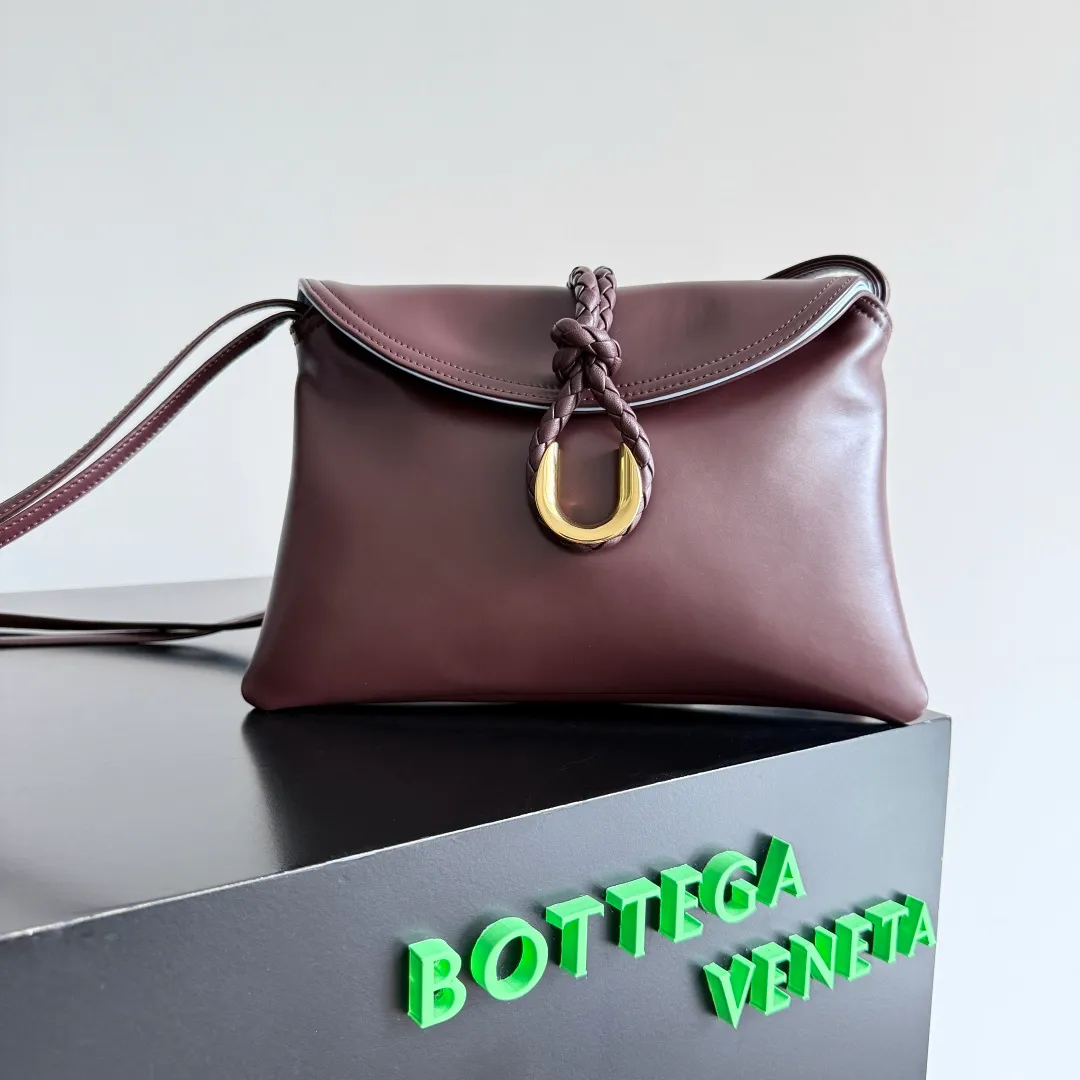Batch 1520 Inspired by the 1970s, the Bottega Veneta women's logo shoulder bag has a smooth leather surface that brings a clean and handsome feel, just like the neatness and tenacity of a working woman. The front buckle has high-quality hardware pendant body, the overall retro elegance, and the excellent leather feels soft. This Bottega Veneta series can be described as beautiful, weakening the complexity of the outfit, not competing for it, and only using the best quality to interpret itself. Style number: 806030 (small size) Size: 27*16*6cm